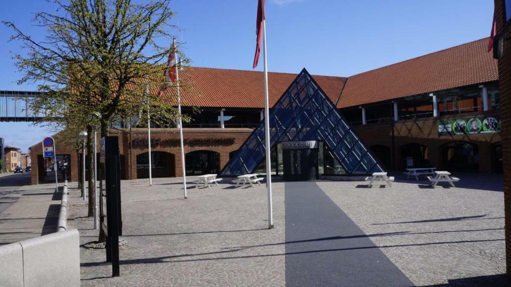 דירות Special Offer,One Of Its Kind, Extremely Central In Herning, Danish Hosts, Extremely Clean, Very Quiet Street But A Stonethrough From Bars & Restaurants מראה חיצוני תמונה